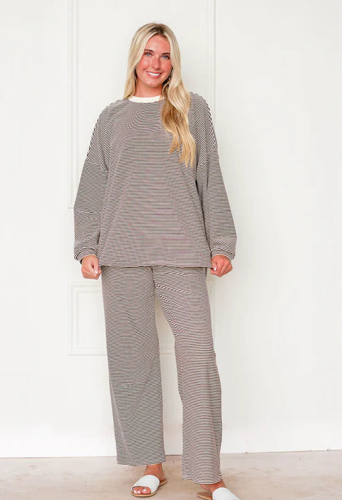 Gestreiftes Oversize-Oberteil und Hose aus Fleece